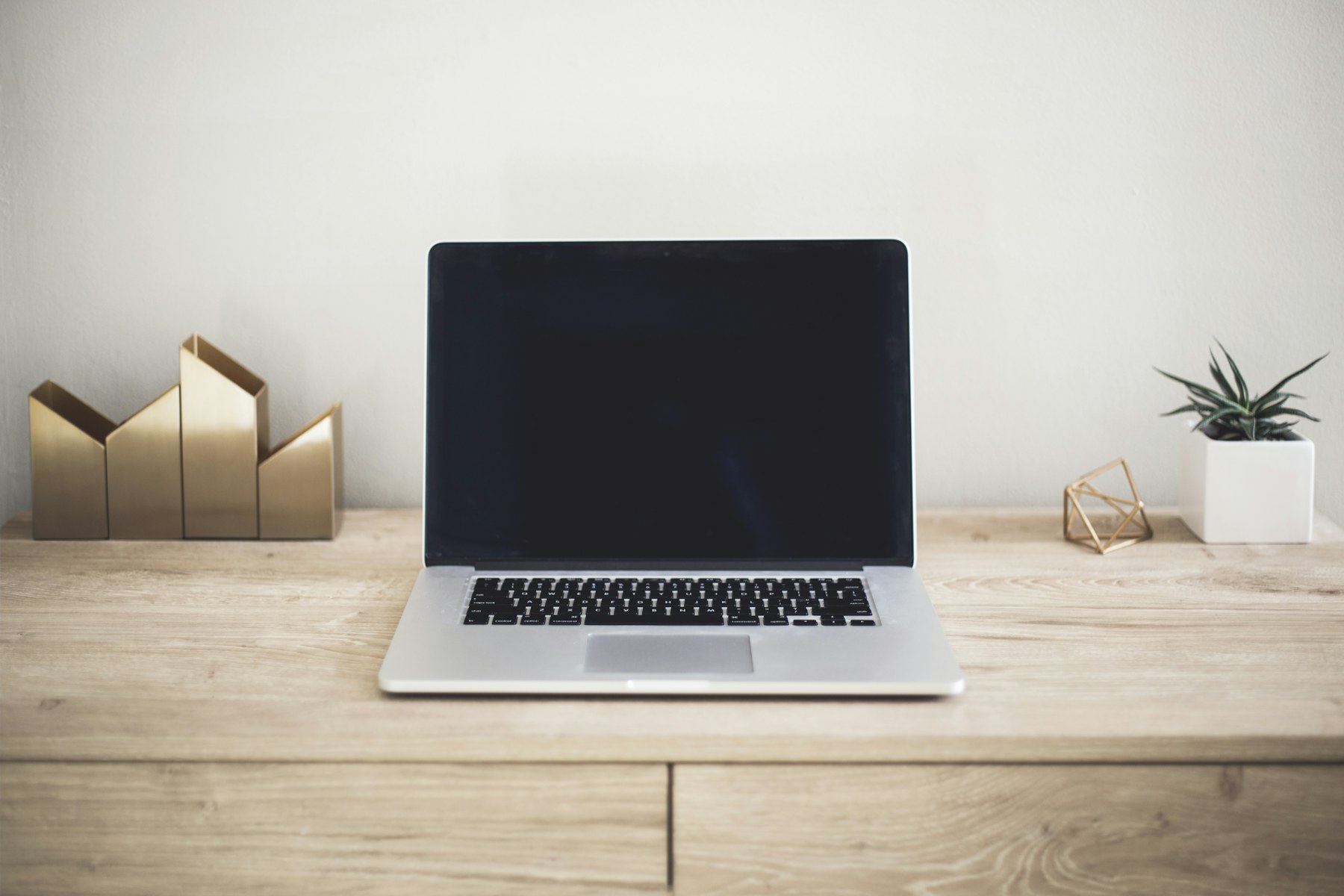 Espace de travail contemporain avec ordinateur portable