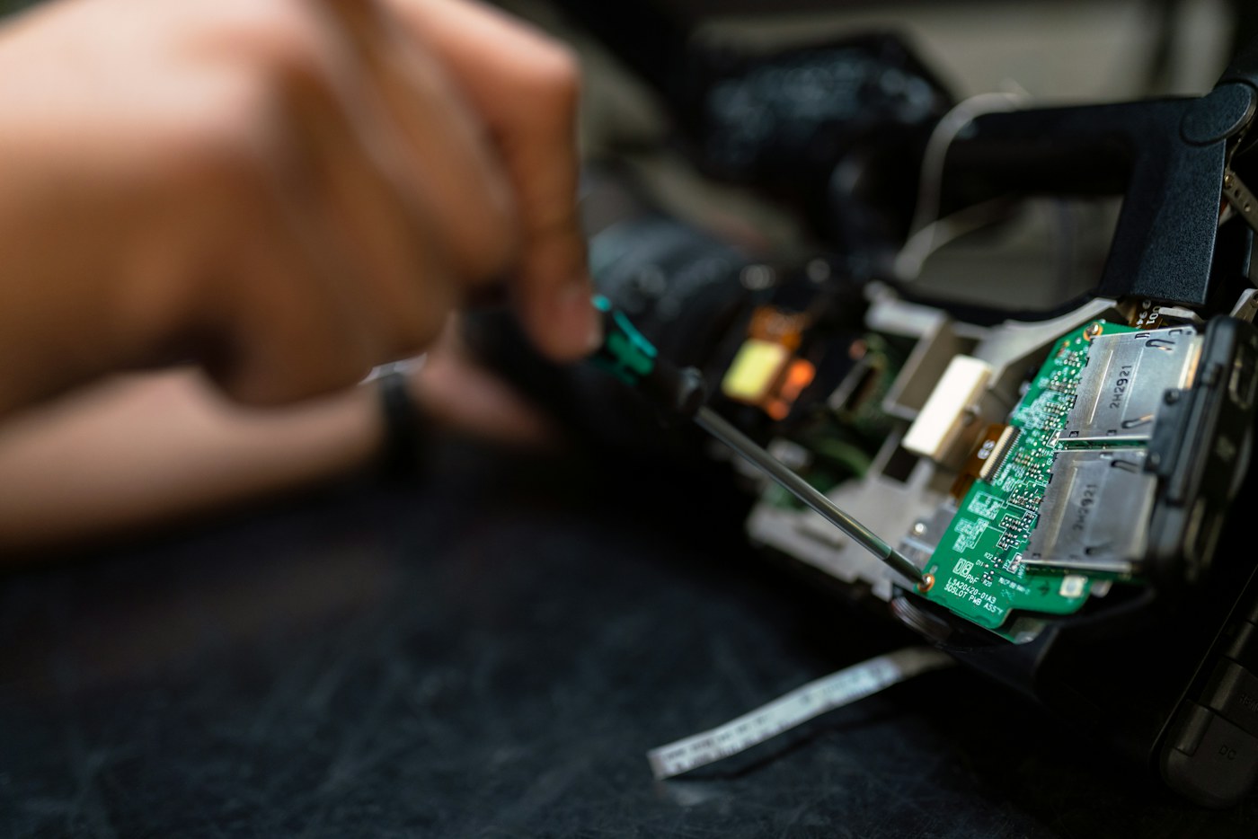 Technicien intervenant sur une carte électronique